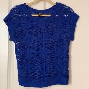 blue crop top
